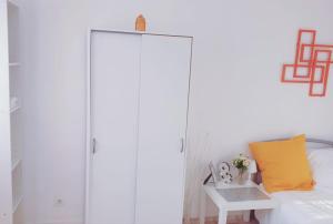 Sejours chez l'habitant Chambre privee avec cle, WIFI dans appartement (SDB, WC, Cuisine, partages) : photos des chambres