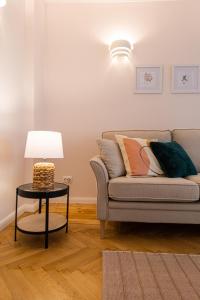 Castelor Residence - Deluxe Restored Apartment in the heart of Old Town with Unique Views of Tampa Mt