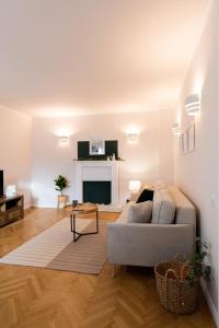 Castelor Residence - Deluxe Restored Apartment in the heart of Old Town with Unique Views of Tampa Mt