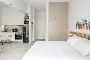 Koukaki Studio with a Sunny Balcony, near the Acropolis