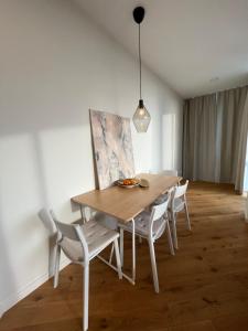 Pietryčių apartamentai, Elija, Šventoji