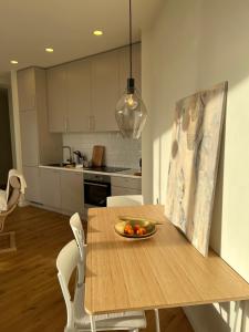 Pietryčių apartamentai, Elija, Šventoji