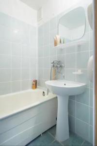 Nice private room in a three room apartment Free parking Feel like at home