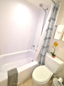 Palm Beach Paradise Walk to Beach Pool WiFi 86" TV WiFi