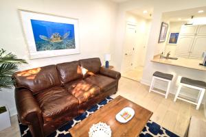 Palm Beach Paradise Walk to Beach Pool WiFi 86" TV WiFi