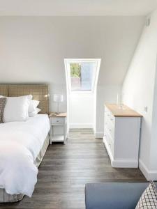 Cosy Country Modern Studio with Patio Space.