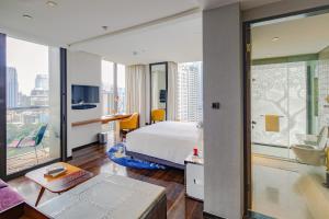 King Std GardenView Corner Balcony room in Hotel Indigo Bangkok Wireless Road