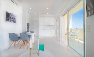 Frontal beach view apartment with spacious balcony