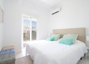 Frontal beach view apartment with spacious balcony