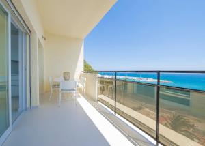 Frontal beach view apartment with spacious balcony