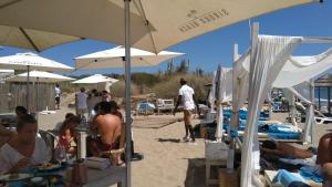 Modern 2 bedroom gelijkvloers-appartement m.tuin en zwembad