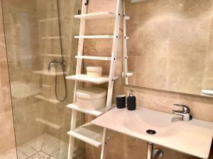 Modern 2 bedroom gelijkvloers-appartement m.tuin en zwembad