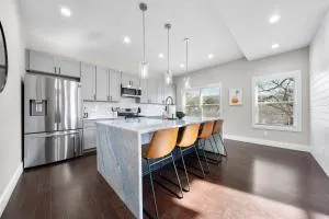 Family Friendly New Luxury Home Centrally located - Glenwood Hills