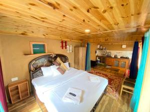 1 BHK INDEPENDENT MUD HOUSE WITH NETFLIX, POWER BACKUP, WIFi ,BALCONY, KITCHEN