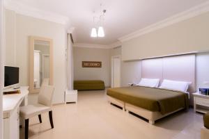 Quadruple Room room in Victoria Palace Hotel