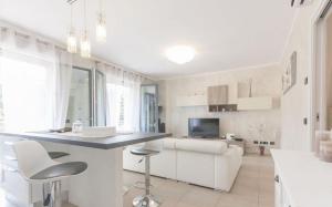 GuestHost - La Vela Apartment with Terrace!