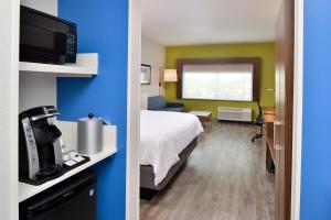 Standard King Room with Sofa Bed - Non-Smoking room in Holiday Inn Express Orlando - South Park an IHG Hotel