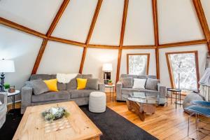 The Beehive w Hot Tub Sauna & Fireplace