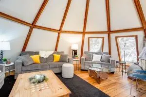 The Beehive w Hot Tub Sauna & Fireplace - Eugenia