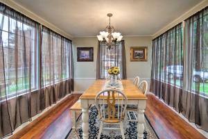 Updated Coos Bay Home about 2 Mi to Pacific Ocean