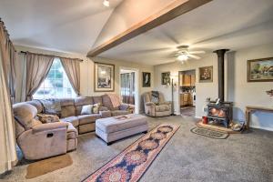 Updated Coos Bay Home about 2 Mi to Pacific Ocean