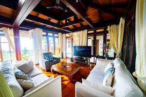 Luxury 4 bedrooms Villa with Seaview Infinity Pool overlooking Surin Beach