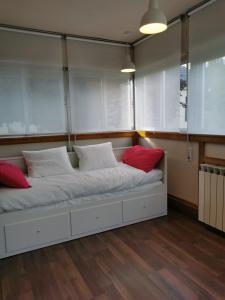 Casita independiente con jardín y chimenea.