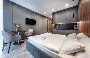 Апартаменти-студіо "Premium Lux Apartments French Quarter 2" з гідромасажною ванною чи з душем