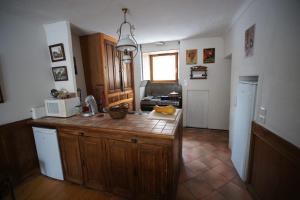 Maisons de vacances Chez Jean Pierre - Couple room in a 17th century house - n 1 : photos des chambres