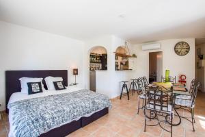 Villas VILLA JUSTINE VI4239 By Riviera Holiday Homes : photos des chambres