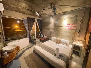 Nhà 3 Phòng Ngủ (Three-Bedroom House)