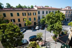 Casa Monique, A Smart Designed Sweet Air Conditioned Apartment Inside the Walls of Lucca