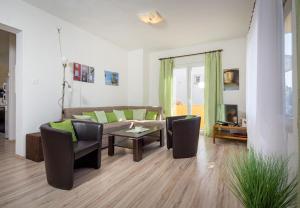 Apartment Draga with Sea View, Terrace & Parking