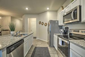 Lithonia Townhome about 7 Mi to Stone Mountain Park!