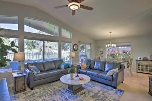 Snowbird and Golfer Oasis! Lake-View Peoria Retreat