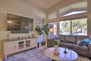 Snowbird and Golfer Oasis! Lake-View Peoria Retreat