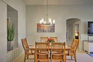 Snowbird and Golfer Oasis! Lake-View Peoria Retreat