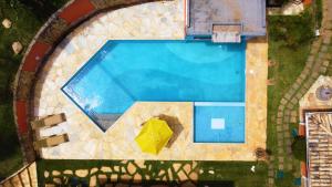 Belíssima Casa com extensa área externa - piscina, sauna, churrasqueira e campo de futebol - com 5 suítes e a 500 metros da Rua das Pedras