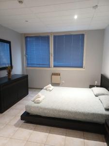 PARIS par trains, AREA, Studios avec salle de bain et kitchenette Privées, OU, chambres avec salles bain et cuisines communes
