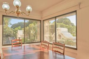 Departemento totalmente amoblado y equipado de 3 dormitorios con aire en toda las áreas + parqueo para 2 movilidades