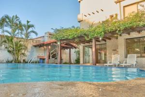 Departemento totalmente amoblado y equipado de 3 dormitorios con aire en toda las áreas + parqueo para 2 movilidades