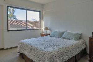 Departemento totalmente amoblado y equipado de 3 dormitorios con aire en toda las áreas + parqueo para 2 movilidades