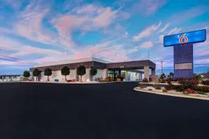 Motel 6 Burlington - Burlington