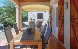 Maisons de vacances Nice home in Prades sur Vernazobre with 3 Bedrooms, WiFi and Outdoor swimming pool : photos des chambres