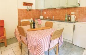 Maisons de vacances Nice Home In Cresse With Kitchen : photos des chambres
