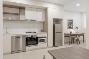 Brady Apartment Hotel Hardware Lane