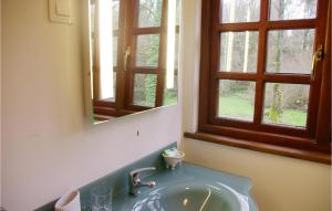 Maisons de vacances Nice Home In Guern With Wifi : photos des chambres