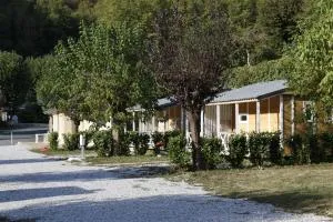 Camping Le Jardin - chalets, bungalows et emplacements nus pour des vacances nature le long de la rivière le Gijou - Brassac