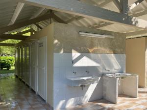 Campings Camping Le Jardin 3 etoiles - chalets, bungalows et emplacements nus pour des vacances nature le long de la riviere le Gijou : photos des chambres