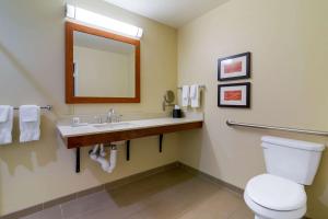 King Room - Accessible/Non-Smoking room in Comfort Inn & Suites Mandan - Bismarck